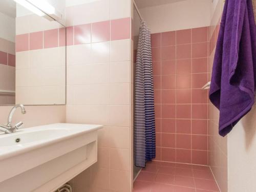 uma casa de banho com um lavatório e um chuveiro em Appartement Briançon, 2 pièces, 4 personnes - FR-1-330C-5 em Briançon