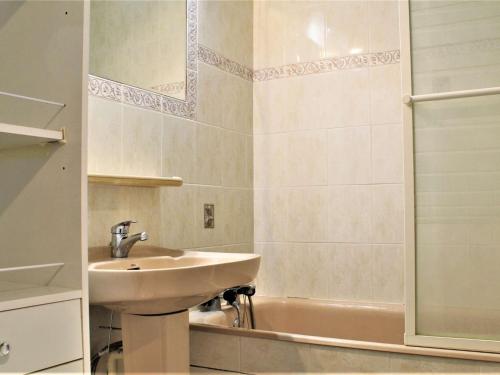 une salle de bain avec un lavabo et une baignoire dans l'établissement Appartement cosy 2 pièces, 6 couchages, pied des pistes, Risoul 1850 - FR-1-330-495, à Risoul