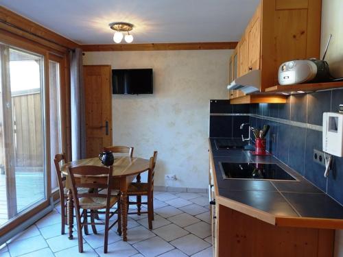 Photo de la galerie de l'établissement Appartement cosy 2 chambres à Arêches, cuisine équipée et terrasse - FR-1-342-203, à Beaufort