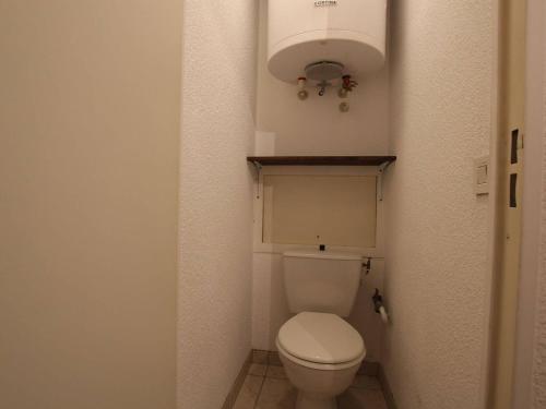 een badkamer met een wit toilet in een kamer bij Appartement Puy-Saint-Vincent, 1 pièce, 4 personnes - FR-1-330G-51 in Puy-Saint-Vincent