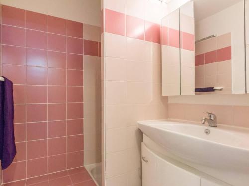 une salle de bain avec un lavabo et un miroir dans l'établissement Appartement 2 pièces, 4 pers. à Briançon - Proche pistes et centre, parking inclus - FR-1-330C-100, à Briançon