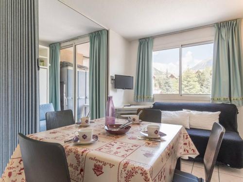 un salon avec une table et un canapé dans l'établissement Appartement 2 pièces, 4 pers. à Briançon - Proche pistes et centre, parking inclus - FR-1-330C-100, à Briançon