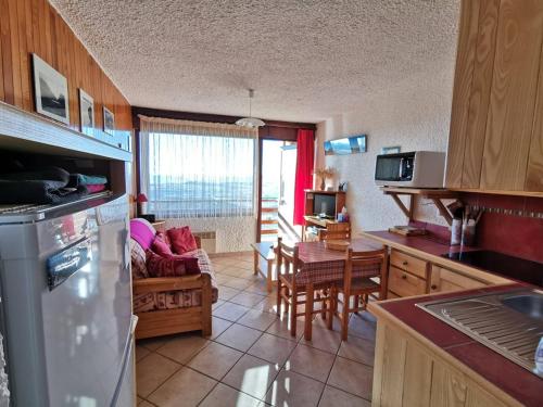 une cuisine et un salon avec un canapé et une table dans l'établissement Studio Montagne 4 Pers. avec Balcon à Saint-Michel-de-Chaillol - FR-1-393-142, à Saint-Michel-de-Chaillol