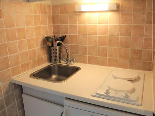 une cuisine avec un évier et un plan de travail dans l'établissement Appartement idéal pour 4 à Vars, proche pistes et commerces, parking inclus - FR-1-330B-94, à Vars