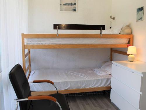 - une chambre avec 2 lits superposés et une chaise dans l'établissement Appartement idéal pour 4 à Vars, proche pistes et commerces, parking inclus - FR-1-330B-94, à Vars