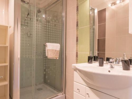 une salle de bain avec un lavabo et une douche en verre dans l'établissement Charmant 2 pièces à Serre-Chevalier, balcon, parking, 5 pers. - Animaux non admis - FR-1-330E-2, à Saint-Chaffrey