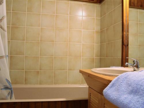 a bathroom with a sink and a bath tub at Appartement Risoul, 1 pièce, 4 personnes - FR-1-330-498 in Risoul