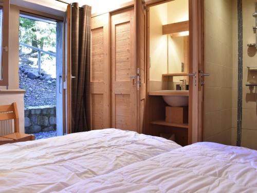 En eller flere senge i et værelse på Appartement Montagne 4 Pièces, 6 Pers, Parking, Tennis, Près Pistes - Méribel - FR-1-180-394