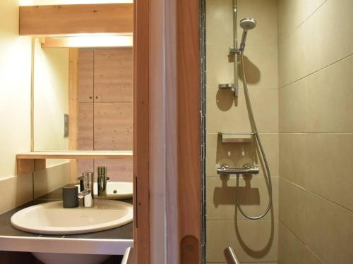 Et badeværelse på Appartement Montagne 4 Pièces, 6 Pers, Parking, Tennis, Près Pistes - Méribel - FR-1-180-394