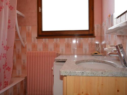 baño con lavabo y ventana en Appartement Le Grand-Bornand, 2 pièces, 6 personnes - FR-1-241-213 en Le Grand-Bornand