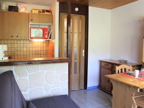 A kitchen or kitchenette at Appartement Vars, 1 pièce, 4 personnes - FR-1-330B-85