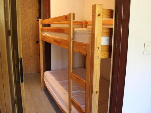 Cette chambre dispose de lits superposés. dans l'établissement Appartement Vars, 1 pièce, 4 personnes - FR-1-330B-85, à Vars