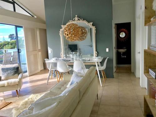 Gallery image of Villa Blanc 1 - Waiheke Escapes in Palm Beach