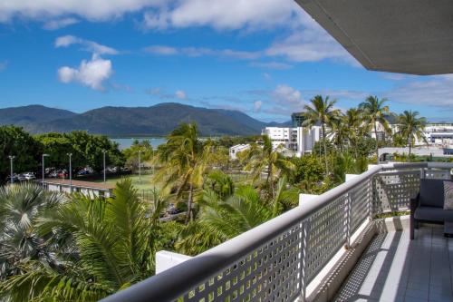 uma varanda com vista para o oceano e para as palmeiras em Cairns Luxury Waterview Apartment em Cairns