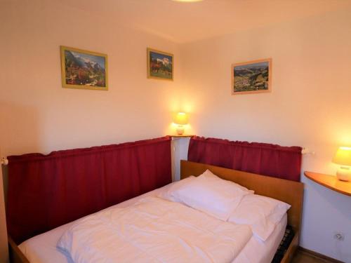 Ce lit se trouve dans un dortoir doté de 2 lampes murales. dans l'établissement Charmant appartement 33m², 6 pers, pied des pistes, piscine, Beaufort - FR-1-342-156, à Beaufort