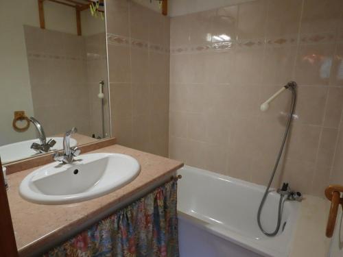 une salle de bain avec un lavabo, une douche et une baignoire dans l'établissement Charmant appartement 33m², 6 pers, pied des pistes, piscine, Beaufort - FR-1-342-156, à Beaufort