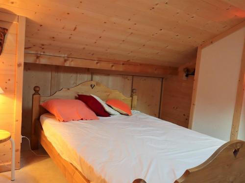 un lit dans une chambre avec un plafond en bois dans l'établissement Duplex cosy 33m² à Arêches-Beaufort, pour 4 pers., pied des pistes, animaux admis, parking - FR-1-342-157, à Beaufort