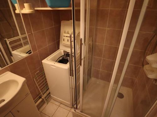 Koupelna v ubytování Appartement fonctionnel 4-6 pers avec piscine, TV, lave-vaisselle et balcon à Arêches-Beaufort - FR-1-342-161