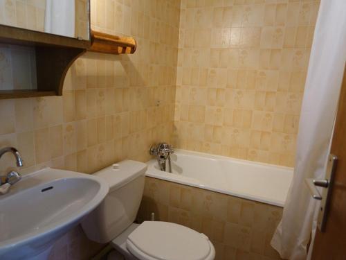 La salle de bains est pourvue de toilettes, d'un lavabo et d'une baignoire. dans l'établissement Appartement Arêches-Beaufort, 2 pièces, 5 personnes - FR-1-342-155, à Arêches