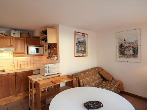 un salon avec une table et une cuisine dans l'établissement Appartement cosy 4 pers. au pied des pistes avec terrasse - Arêches-Beaufort - FR-1-342-181, à Beaufort