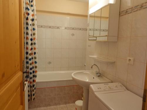 Un baño con lavabo, inodoro y bañera. en Appartement cosy 4 pers, skis aux pieds, balcon, parking, 2 étoiles - Location dim. à dim. en hiver - FR-1-342-191, en Arêches