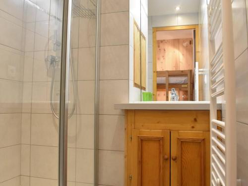een badkamer met een douche en een wastafel bij Appartement Méribel, 1 pièce, 4 personnes - FR-1-180-385 in Les Allues