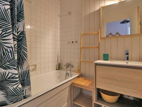 W łazience znajduje się wanna, umywalka i prysznic. w obiekcie Appartement Montvalezan-La Rosière, 3 pièces, 6 personnes - FR-1-398-609 w mieście Montvalezan