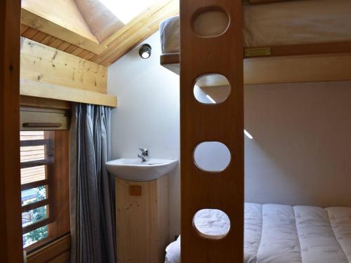 La salle de bains est pourvue d'un lit et d'un lavabo. dans l'établissement Duplex spacieux 10 pers, proche pistes, parking, internet - FR-1-180-384, à Les Allues