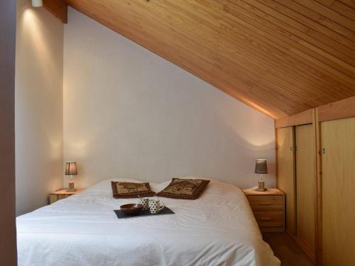 une chambre avec un grand lit blanc avec deux lampes dans l'établissement Duplex spacieux 10 pers, proche pistes, parking, internet - FR-1-180-384, à Les Allues