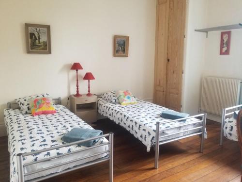 Letto o letti in una camera di Appartement historique avec 4 chambres, parking, à proximité des attractions à Toul - FR-1-584-114