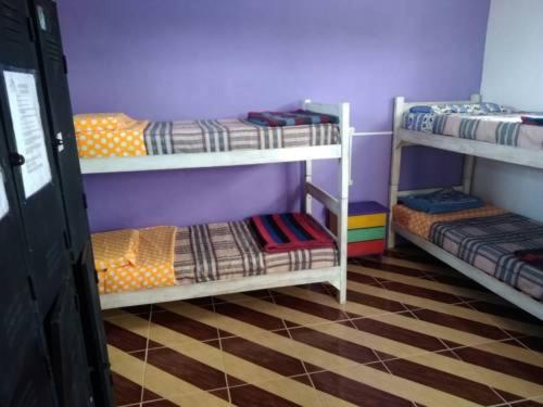 2 literas en una habitación con suelo en Valizas Hostel, en Barra de Valizas