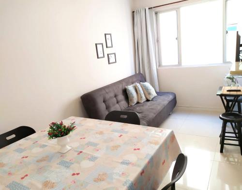ein Wohnzimmer mit Tisch und Couch in der Unterkunft Lindo apartamento Avenida Brasil in Balneário Camboriú