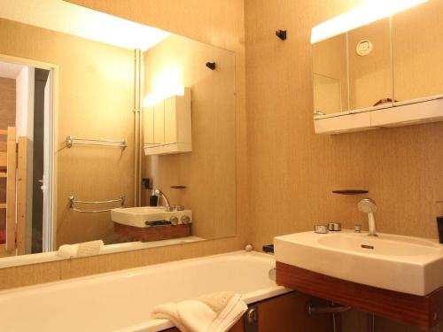 une salle de bain avec une baignoire, un lavabo et un miroir dans l'établissement Studio avec Balcon Exposé Sud – 4 Couchages, Parking, Chantemerle, Serre-Chevalier - FR-1-330E-108, à Saint-Chaffrey