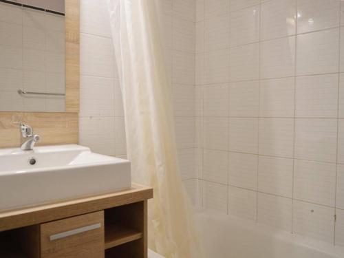 une salle de bain blanche avec un lavabo et une douche dans l'établissement T2 avec piscine et salle de sport, à 400m de la plage, parking inclus - Golfe-Juan - FR-1-252-140, à Vallauris