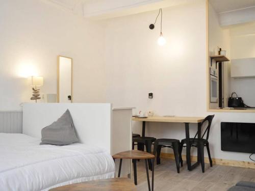 une chambre avec un lit et une table et une salle à manger dans l'établissement Studio cosy à 2 min de la plage et des commerces - Vieil Antibes - FR-1-252-143, à Antibes