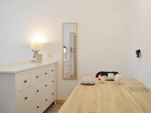 - une chambre avec une table, une commode et un miroir dans l'établissement Studio cosy à 2 min de la plage et des commerces - Vieil Antibes - FR-1-252-143, à Antibes