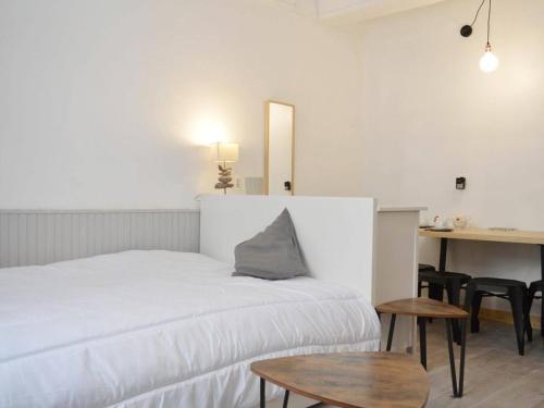 une chambre avec un lit, une table et un bureau dans l'établissement Studio cosy à 2 min de la plage et des commerces - Vieil Antibes - FR-1-252-143, à Antibes