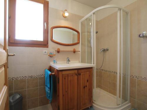 a bathroom with a sink and a shower at Appartement 3 étoiles, 3 pièces, 6 pers, terrasse, garage - Briançon - FR-1-330C-69 in Briançon