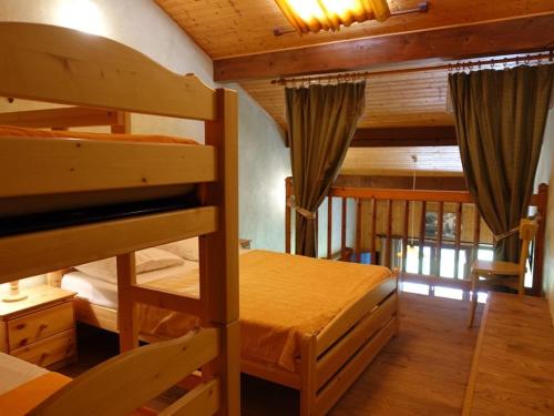 - une chambre avec 2 lits superposés dans une cabine dans l'établissement Studio Arêches-Beaufort, 2 pièces, 5 personnes - FR-1-342-134, à Arêches