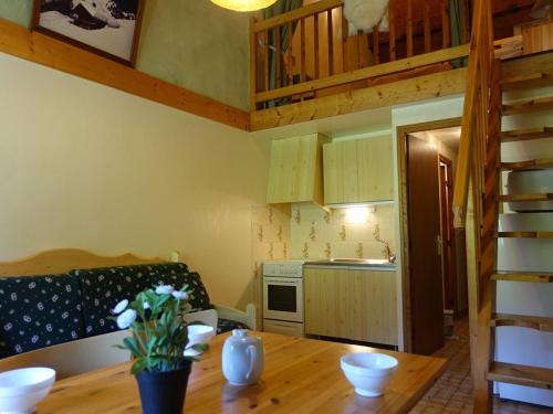 Il comprend une cuisine avec une table en bois et un canapé. dans l'établissement Appartement 4-5 pers. à Arêches-Beaufort - Pied des Pistes, Balcon Sud, Parking, Casier à Skis - FR-1-342-134, à Arêches