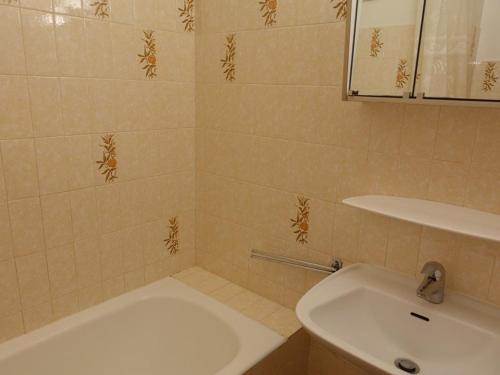 Un baño con lavabo, bañera e inodoro. en Appartement 4-5 pers. à Arêches-Beaufort - Pied des Pistes, Balcon Sud, Parking, Casier à Skis - FR-1-342-134, en Arêches