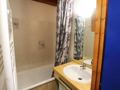une salle de bain avec un lavabo, une baignoire et une douche dans l'établissement Duplex 4/5 pers., centre Arêches-Beaufort, piscine, proche commerces et pistes - FR-1-342-142, à Arêches