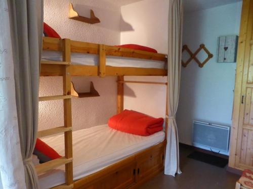 - une chambre avec 2 lits superposés dans l'établissement Studio Arêches-Beaufort, 1 pièce, 4 personnes - FR-1-342-148, à Beaufort