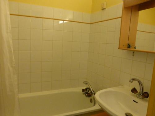 y baño con bañera blanca y lavamanos. en Studio Arêches-Beaufort, 1 pièce, 4 personnes - FR-1-342-148, en Beaufort