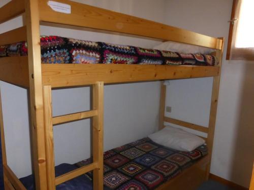 - une chambre avec 2 lits superposés dans l'établissement Appartement Arêches-Beaufort, 2 pièces, 4 personnes - FR-1-342-139, à Arêches