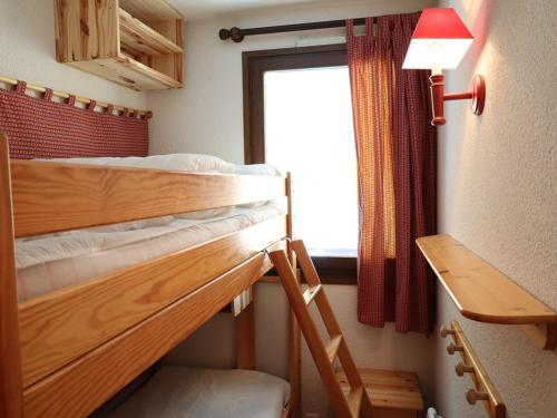 une chambre avec un lit superposé et une fenêtre dans l'établissement Charmant appart **, 6 pers, 2 balcons, prox pistes & village, parking gratuit - FR-1-342-147, à Arêches