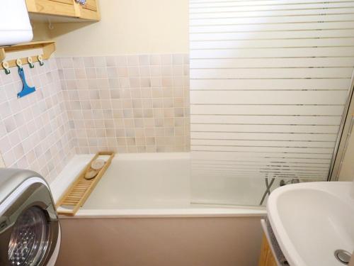 une salle de bain avec une baignoire, des toilettes et un lavabo dans l'établissement Charmant appart **, 6 pers, 2 balcons, prox pistes & village, parking gratuit - FR-1-342-147, à Arêches