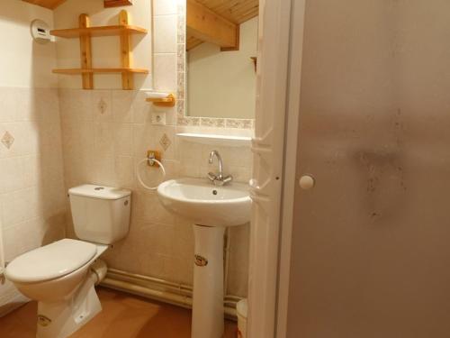 アレッシュにあるDuplex 2** pour 8 pers. au pied des pistes avec balcon, parking et équipements familials - FR-1-342-149のトイレと洗面台を備えた白いバスルーム
