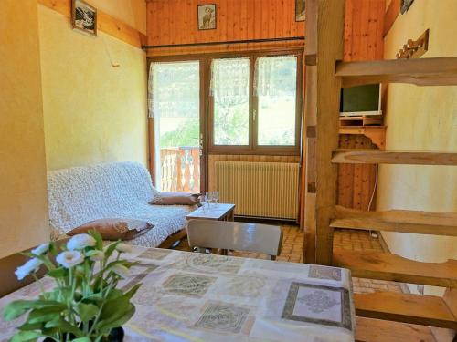 une chambre avec une table et une chambre avec une échelle dans l'établissement Grand appartement pour 8 personnes, ski au pied, au cœur d'Arêches-Beaufort - FR-1-342-150, à Arêches