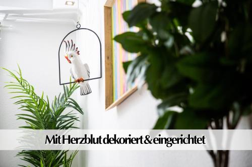 Un oiseau blanc sur un miroir à côté d'une plante dans l'établissement 80m2 3R Wohnung mit privatem Parkplatz, Kingsize Betten, Smart-TV, etc, à Erfurt